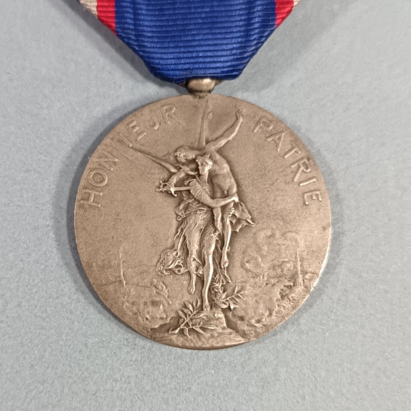 MEDAILLE DE L'UNION DES SOCIETES DE TIR DE FRANCE EN ARGENT ATTRIBUEE AU VETERAN DE TIR H. DUHAMEL EN 1875